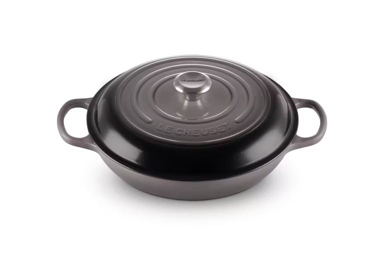 Imagen relacionada con Le Creuset Cacerola baja de hierro fundido, 30 cm, 3, 5 L, Flint, 21180304442430