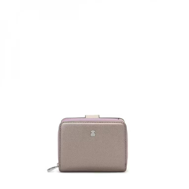 Imagen relacionada con Tous Billetera Pequeña Plateada, para Mujer, Medidas 10 x 12 x 3 cm, Colección New Dubai Saffiano