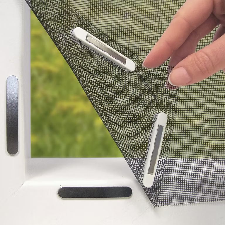 Imagen relacionada con Mosquitera para Ventanas EASYmaxx con Cierre Magnético Magic Click (Hasta 150 x 130 cm | Sin Taladrar | Negro)